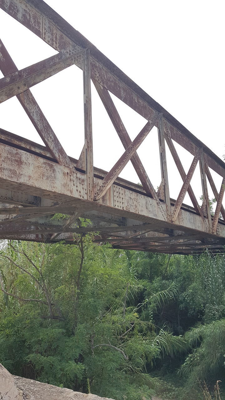 LOW ANGLE VIEW OF ARCH BRIDGE AGAINST SKY