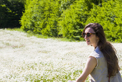 Women with dress in field of daisy flowers during sunlight