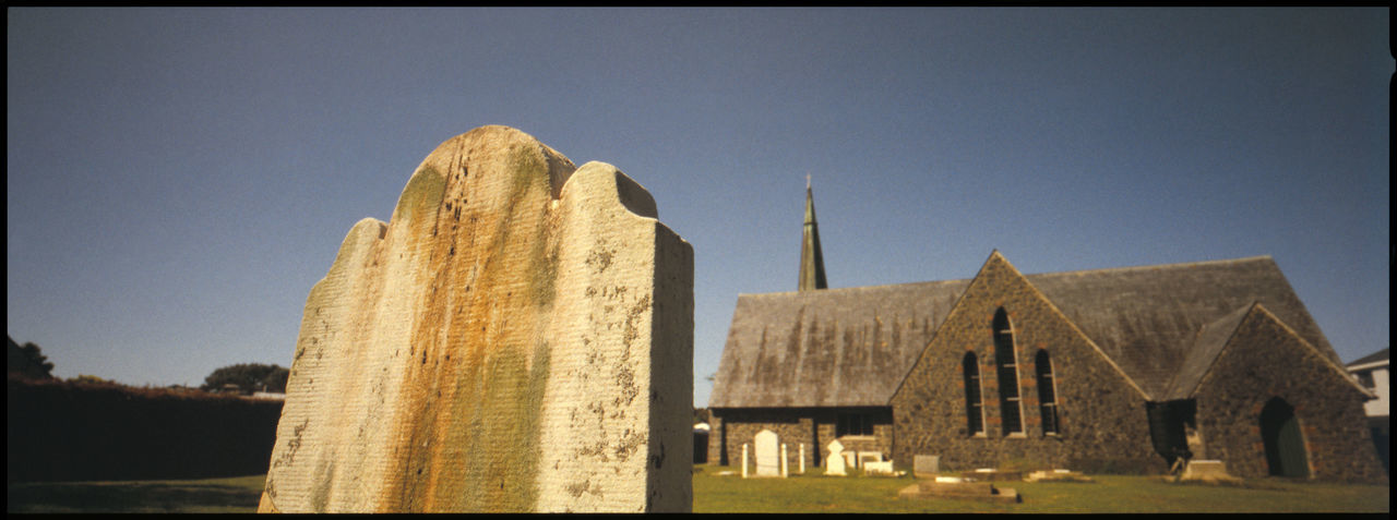 LOW ANGLE VIEW OF HISTORIC BUILDING AGAINST CLEAR SKY