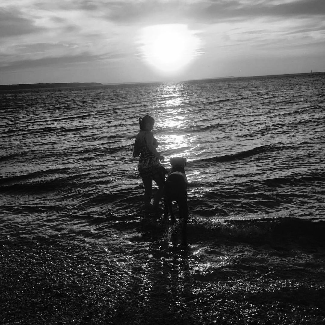 sea, water, horizon over water, sky, beach, lifestyles, rear view, leisure activity, full length, tranquil scene, tranquility, standing, scenics, shore, beauty in nature, nature, cloud - sky, vacations