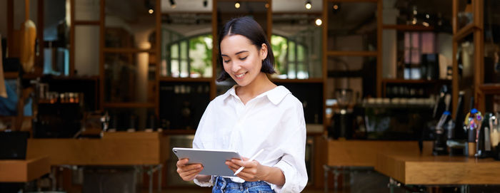 Young woman standing in library