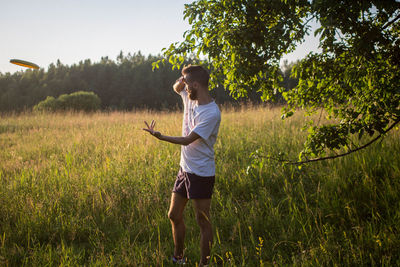 Young man throwing frisbee