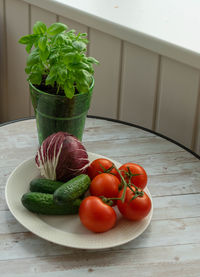 Close-up of tomatoes in bowl on table