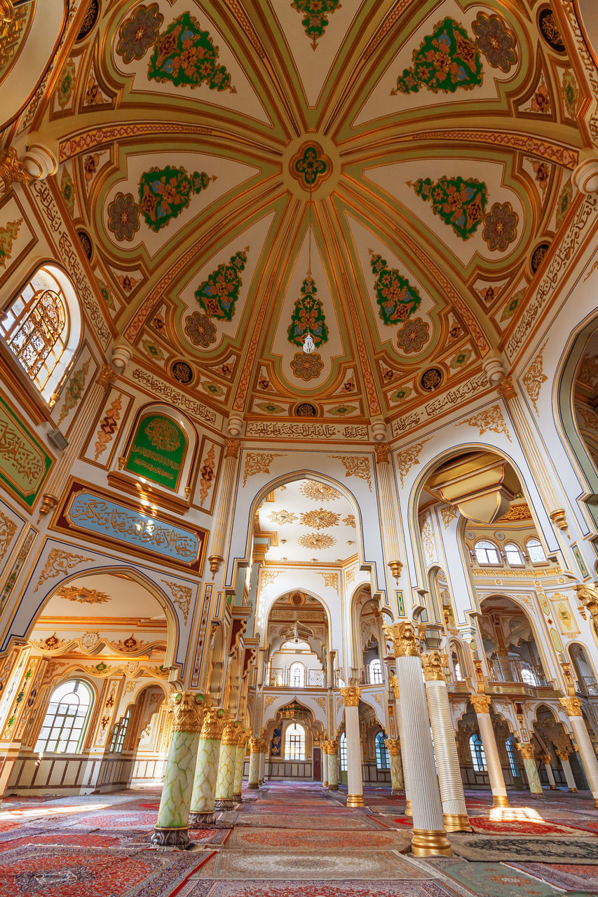 LOW ANGLE VIEW OF A CEILING OF BUILDING