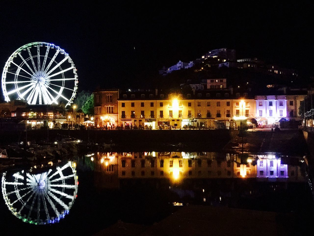 FERRIS WHEEL IN CITY AT NIGHT