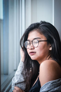 Close-up of young woman wearing eyeglasses