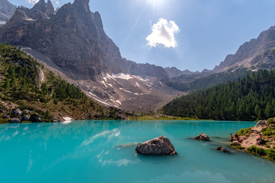 Panoramic view of lake and mountains against sky