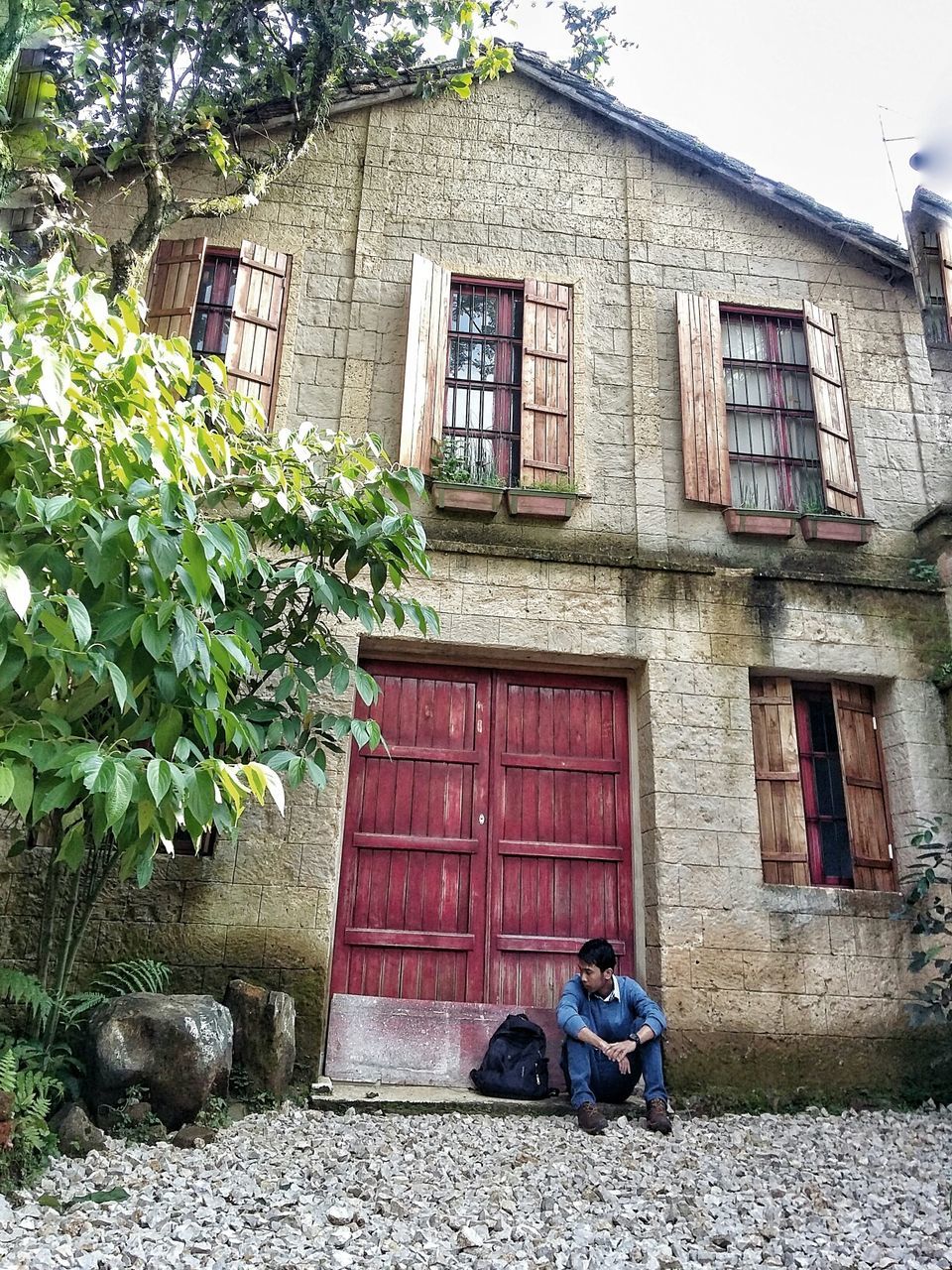 building exterior, architecture, built structure, house, window, transportation, residential structure, residential building, land vehicle, abandoned, mode of transport, old, building, car, day, plant, street, obsolete, damaged, stationary