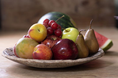 Close-up of apples in bowl on table