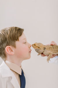 Child nose to nose with bearded dragon