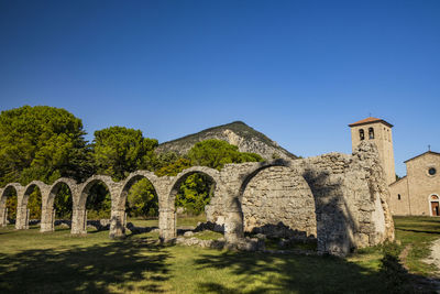 Ruins of fort against clear blue sky