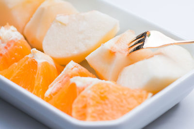 Close-up of orange and muskmelon pieces in plate