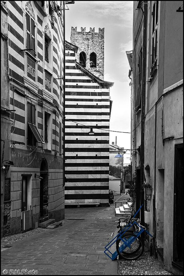 building exterior, architecture, built structure, residential building, the way forward, city, residential structure, building, street, transportation, narrow, house, bicycle, cobblestone, day, alley, sunlight, window, sky, empty