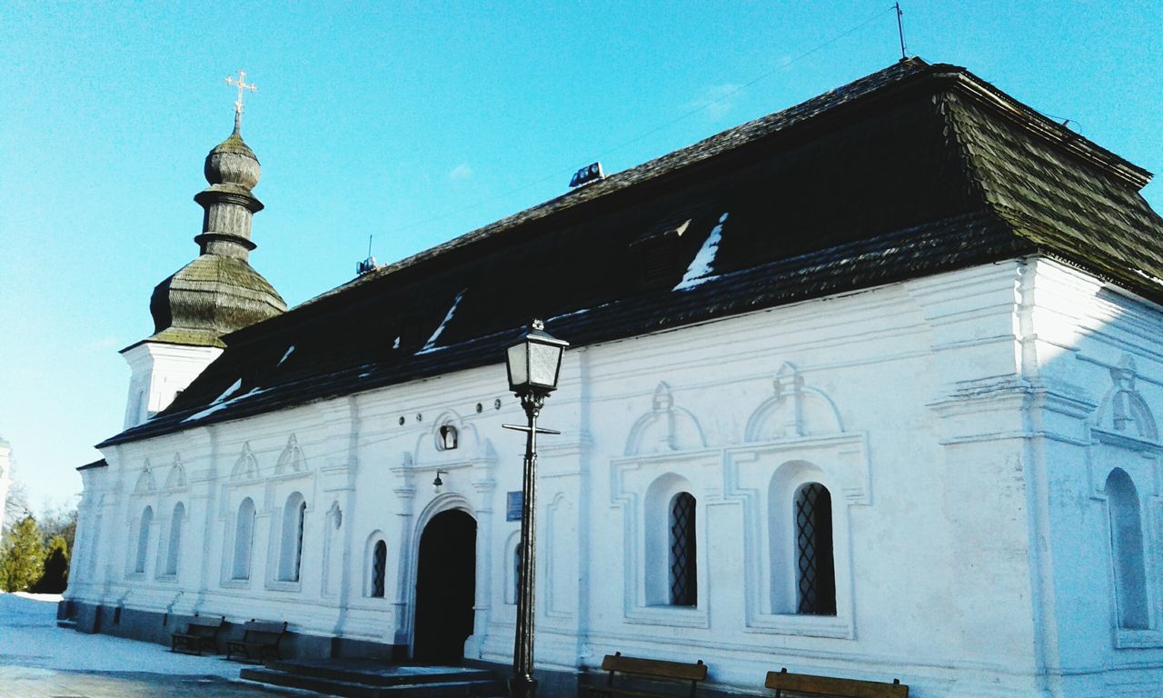 LOW ANGLE VIEW OF CLOCK TOWER IN CITY