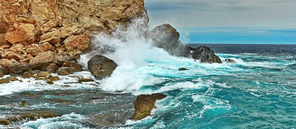 Waves splashing on rocks