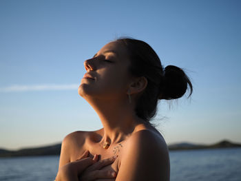 Side view of young woman at beach