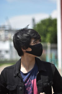 Portrait of woman wearing sunglasses against sky