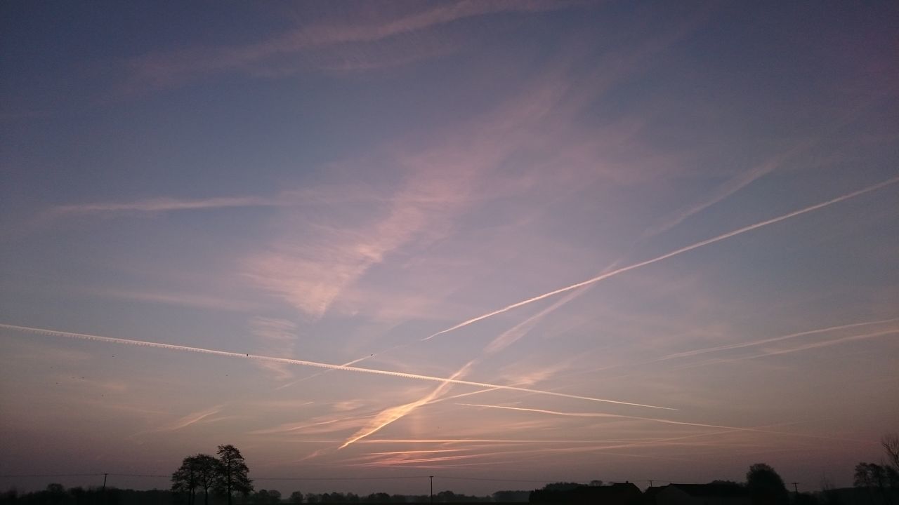 Kondensstreifen im Morgenrot