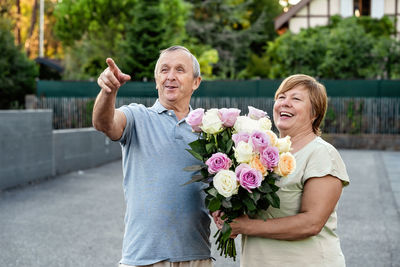 Portrait of smiling young woman holding bouquet