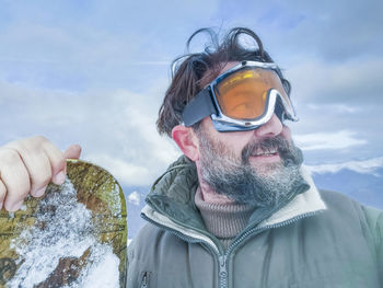 Portrait of young man wearing sunglasses against sky