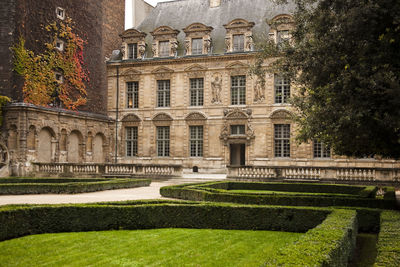 Hedge in front of hotel de sully at city