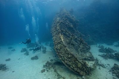 Divers beside a wrack