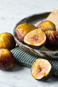 Close-up of orange slices in bowl on table