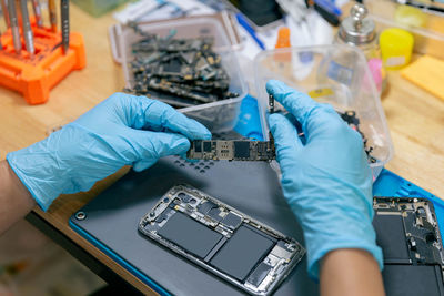 Cropped hand of engineer repairing smart phone