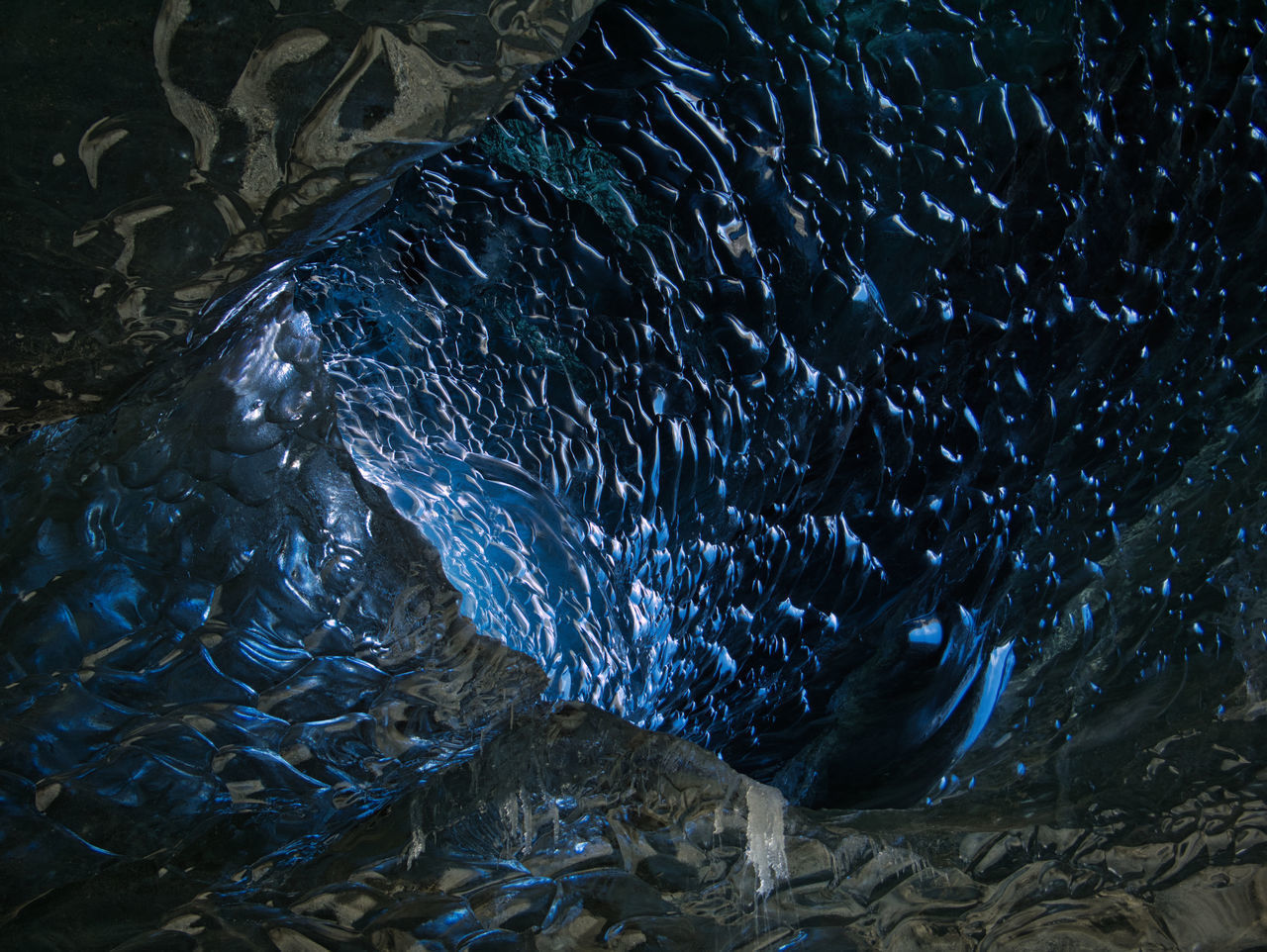 HIGH ANGLE VIEW OF ROCKS AT SEA