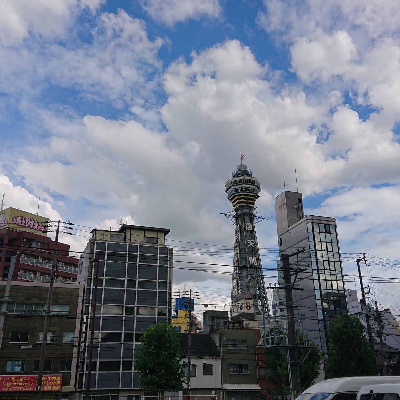 LOW ANGLE VIEW OF MODERN BUILDINGS IN CITY AGAINST SKY