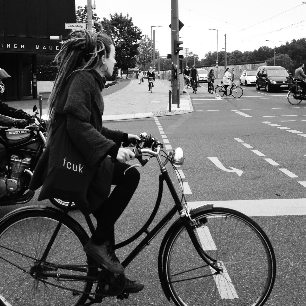 bicycle, transportation, street, land vehicle, mode of transport, city, riding, lifestyles, road, leisure activity, city street, men, city life, full length, cycling, car, road marking, casual clothing