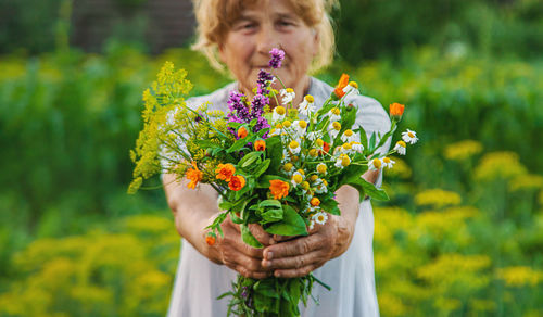 Young woman holding flowers