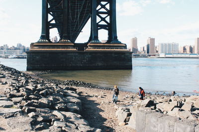 Family at east riverbank below manhattan bridge