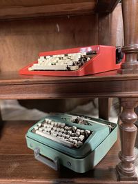 Old machine part on table, máquina de escrever