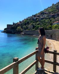 Full length of man looking at sea against sky