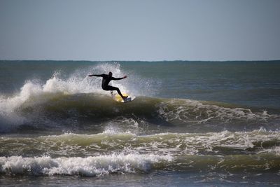 Waves splashing in sea