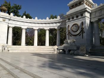 Statue of historic building against sky