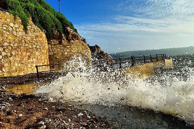 Waves splashing on rocks