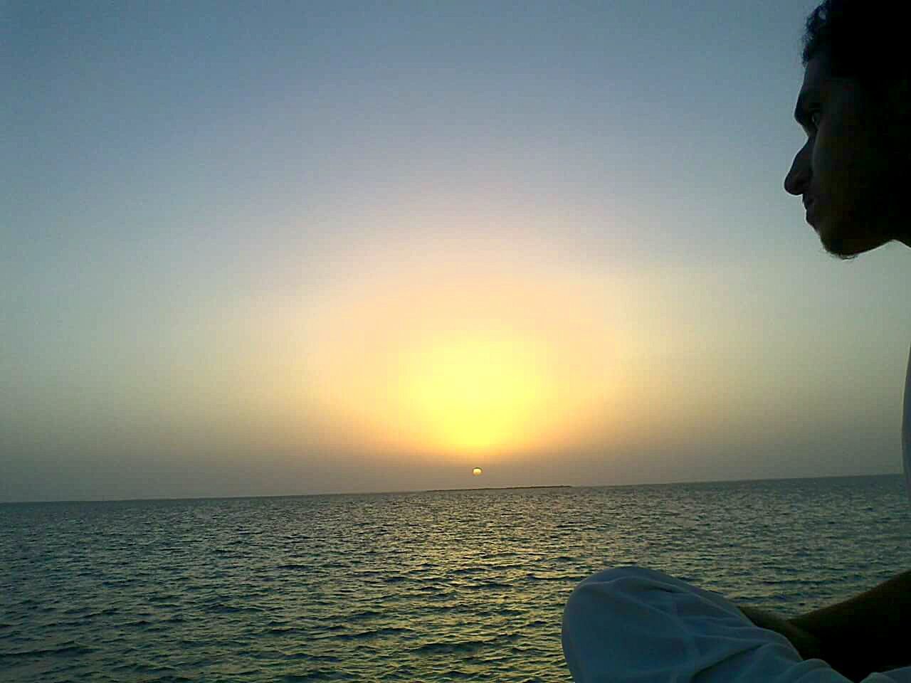 sea, horizon over water, water, clear sky, tranquil scene, copy space, tranquility, sunset, scenics, beauty in nature, sun, silhouette, nature, idyllic, sky, lifestyles, men, leisure activity