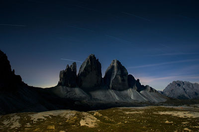 Tre cime di lavaredo panorama at night under the starry sky - sesto dolomites
