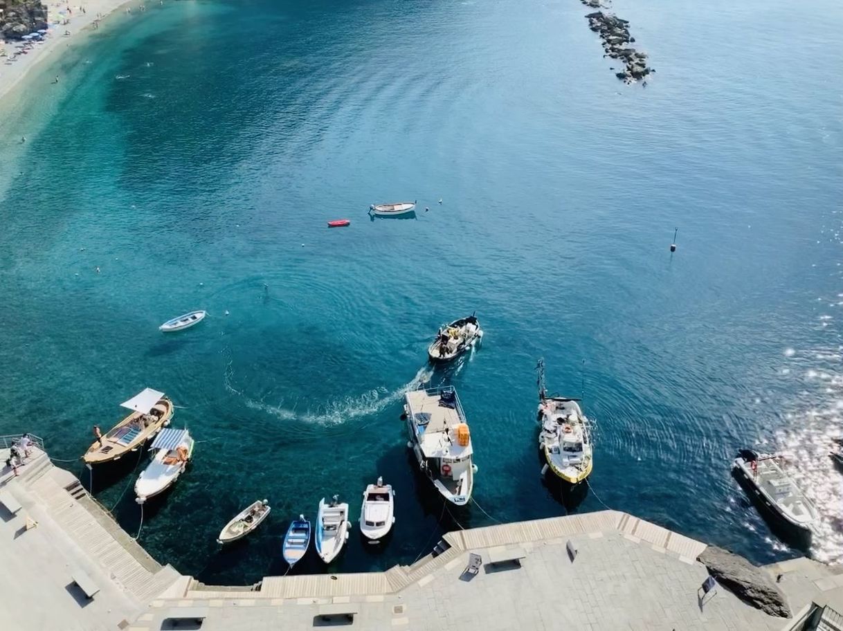 HIGH ANGLE VIEW OF MOORED BOATS ON SEA