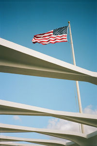 The flag flying above the uss arizona at the pearl harbor memorial