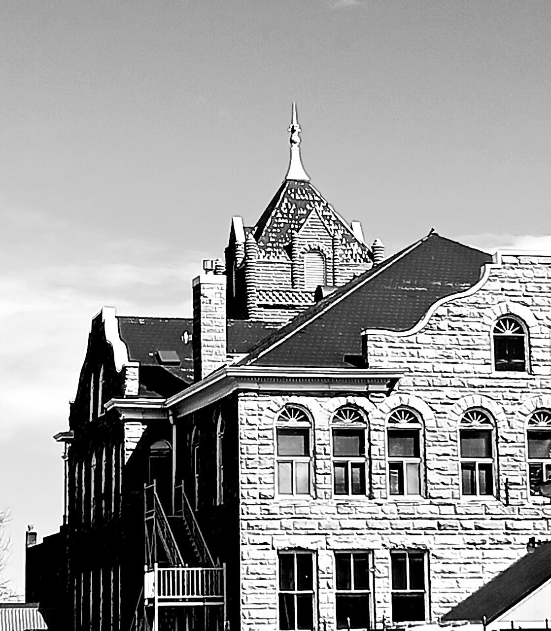 architecture, building exterior, built structure, black and white, building, sky, house, monochrome photography, monochrome, landmark, nature, city, no people, travel destinations, history, the past, white, day, outdoors, residential district, cityscape, window, place of worship, travel