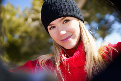 Portrait of smiling young woman wearing hat