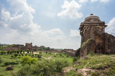 Old ruin building against sky