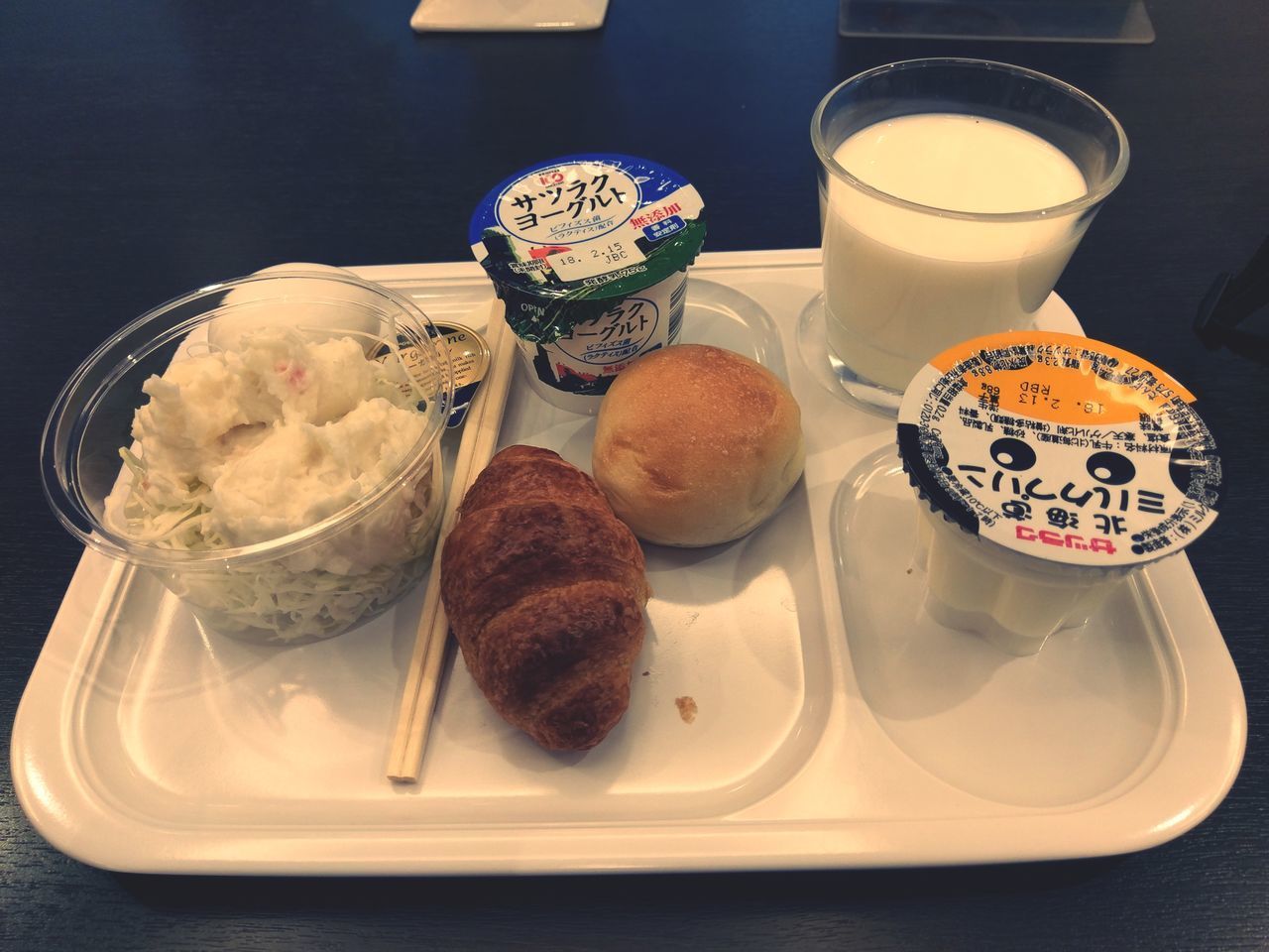 HIGH ANGLE VIEW OF ICE CREAM ON TABLE