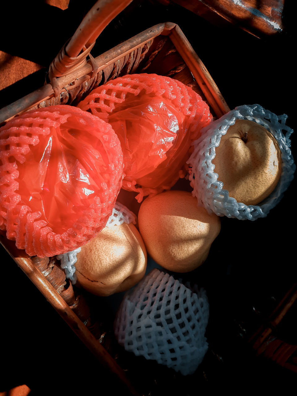 HIGH ANGLE VIEW OF STRAWBERRIES IN CONTAINER