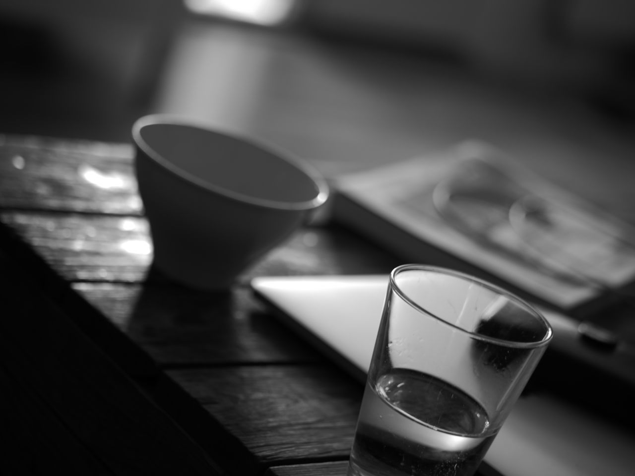 HIGH ANGLE VIEW OF TEA IN GLASS ON TABLE