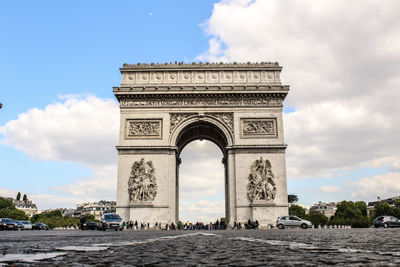 Low angle view and vanishing point of the arc du triumph against sky 