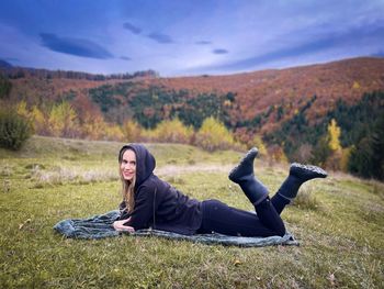 Full length of woman sitting on field